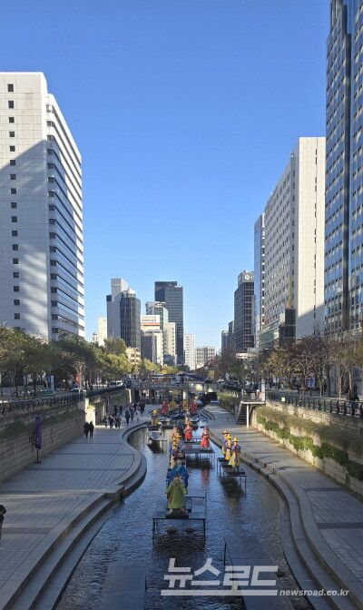 서울 청계천에 조성중인 서울빛초롱축제 조형물들. [사진=서진수기자]