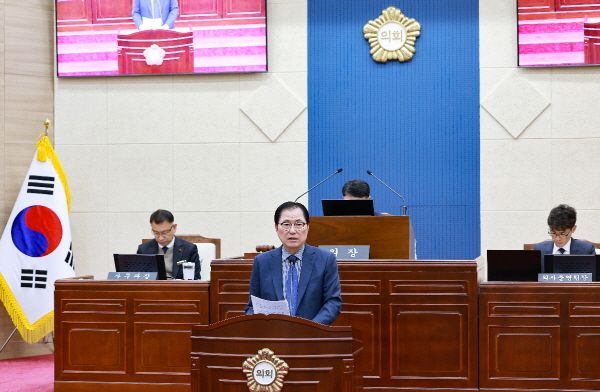 신우철 완도군수가 제325회 완도군의회 정례회에서 시정연설을 통해 내년도 군정 운영 방향을 밝혔다. [사진=완도군]
