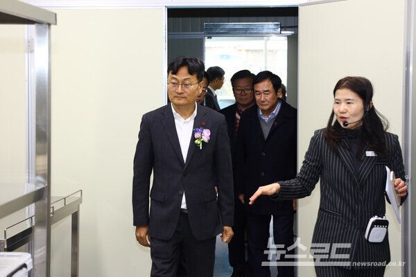 엄진섭 이천시 부시장이 9일 다회용기 대여․세척 사업장을 둘러보고 있다. [사진=이천시]