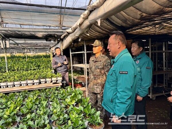 이충우 시장이 지난 6일 흥천면의 축사 농가를 찾아 피해 현황을 점검하고 있다. [사진=여주시]