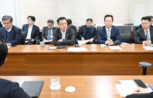 최상목 부총리(가운데)가 9일 간담회를 주재하는 모습 [사진=기재부]