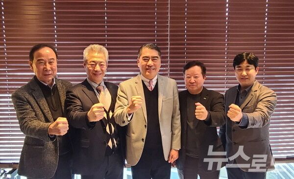 왼쪽부터 홍사운 국장, 장유재 부회장, 오창희 회장, 백승필 상근부회장, 서대훈 사무국장. [사진=서진수기자]