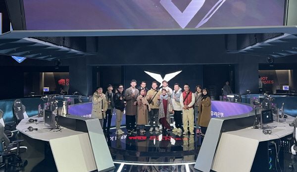 롤파크(e스포츠경기장)에서 기념 사진을 촬영하는 팸투어단. [사진=한국관광공사]