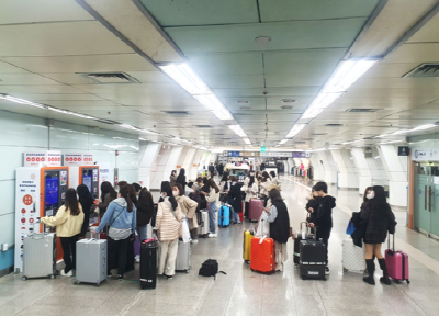 와우패스를 이용하기 위해 줄을 서고 있는 외국인 관광객들. [사진=한국관광공사]