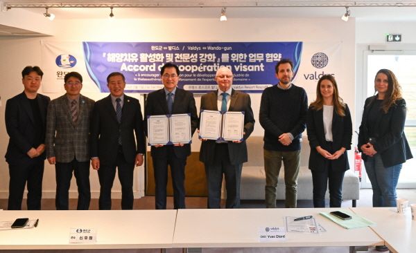 지난 1일 프랑스 현지에서 진행된 해양치유 전문 기업 발디즈와의 '해양치유 활성화'를 위한 업무 협약 체결식. [사진=완도군]