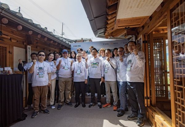 서울 도심 등산관광센터(북악산점) 개관식에 참가한 주요 내빈들이 포즈를 취하고 있다. [사진=서울관광재단]