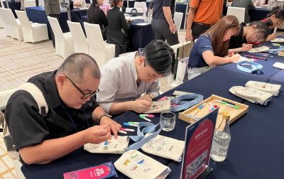 B2B 트래블마트 체험 프로그램 중 서울 에코백 컬러링 중인 바이어 [사진=STO]