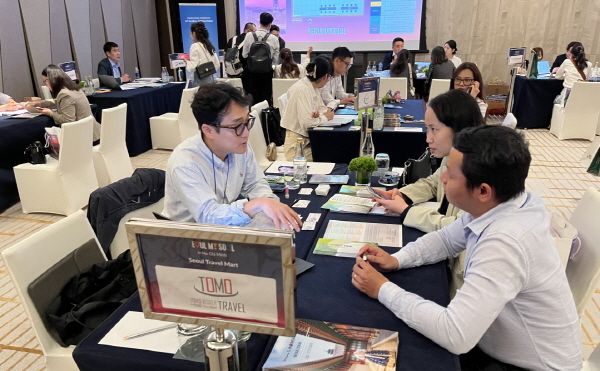 B2B 트래블마트에서 열띤 상담을 펼치는 셀러와 바이어 [사진=STO]