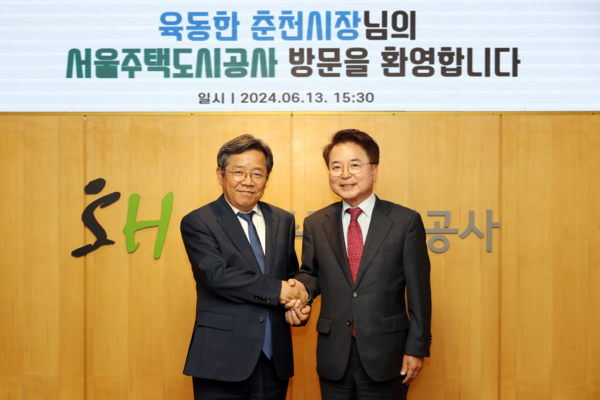 김헌동 SH공사 사장(왼쪽)과 육동한 춘천시장이 협력관계 강화를 약속하며 악수하고 있다. [사진=SH]