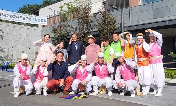 홍천 공연 후 스텝들과 관계자들. [사진=서진수기자]