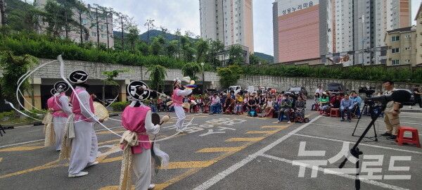 판굿 놀이패가 흥겨운 시간을 선사하고 있다. [사진=서진수기자]