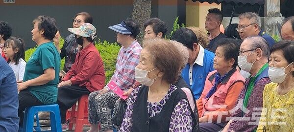 공연 관람에 몰두하고 있는 어르신들. [사진=서진수기자]