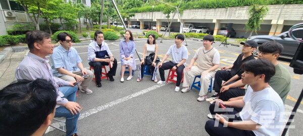 공연에 앞서 홍성일 예술 총감독과 공연 스텝들이 안전 상황과 프로그램에 대해 최종 점검을 하고 있다. [사진=서진수기자]