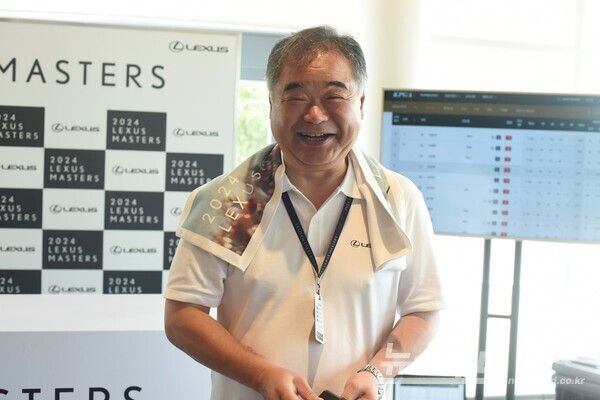 콘야마 마나부 한국토요타자동차 대표이사 사장이 1일 오전 '2024 렉서스 마스터즈' 대회 파이널 경기가 열리고 있는 경남 양산 소재 에이원컨트리클럽 기자실을 방문해 출입기자들과 인사하고 있다. 2024.09.01. (양산 = 뉴스로드 이민희 기자)