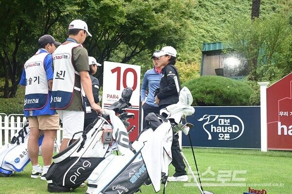 21일 오전 10시 6분, 18조에 속한 이현서와 신보민, 정슬기가 서원밸리cc에서 열리는 한국여자프로골프(KLPGA) 투어 대보하우스디 오픈(총상금 10억원, 우승상금 1억8천만원) 2라운드에서 10시 10분 티업을 앞두고 연습하고 있다. 전날 비로 순연된 1라운드 진여 경기는 오전에 마쳤고, 11시 40분 이예원, 황유민, 이가영이, 11시 50분 박주영, 노승희, 박지영이 티업에 들어갔다. 2024.09.21. 사진 이민희 기자 