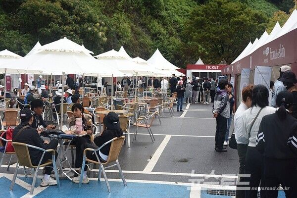 21일 오전 한국여자프로골프(KLPGA) 투어 대보하우스디 오픈(총상금 10억원, 우승상금 1억8천만원) 2라운드가 맑게 갠 날씨 속 파주 서원밸리CC에서 시작됐다. 전날 비로 순연된 1라운드 진여 경기는 오전에 마쳤고, 11시 40분 이예원, 황유민, 이가영이, 11시 50분 박주영, 노승희, 박지영이 차례로 티업에 들어갔다. 사진은 대보 하우스디 오픈 갤러리 플라자. 2024.09.21. 사진 이민희 기자