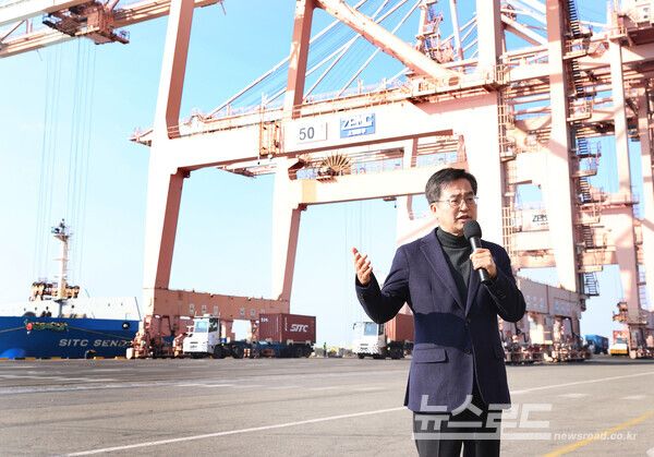 김동연 지사가 평택항을 찾아 항만노동자를 위한 격려말을 하고 있다./사진=경기도