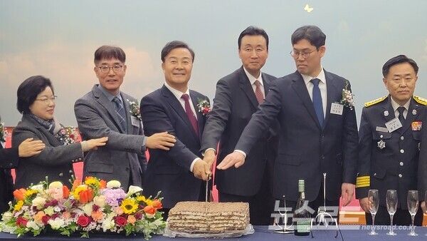 김성제 시장(왼쪽 세 번째)이 안효철 의왕상공회의소 회장(김성제 시장 오른쪽 첫 번째) 및 내빈이 축하케이크 커팅식을 하고 있다./사진=뉴스로드 김영식 기자