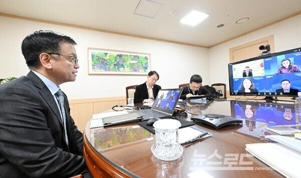 최상목 대행이 국제신용평가사 관계자들과 화상통화를 하는 모습 [사진=기재부]