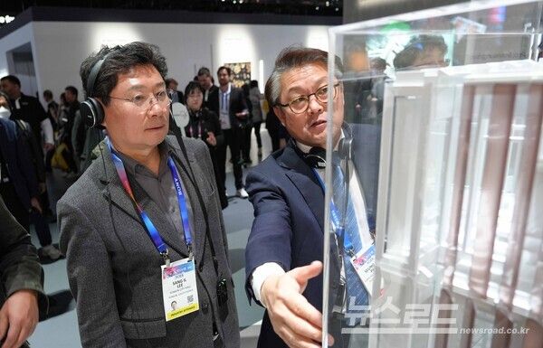 이상일 용인특례시장이 현지시간 8일 미국&nbsp;라스베이거스에서 열린 'CES 2025'에서 삼성전자가 마련한 전시관을 방문해 기술에 대한 설명을 듣고있다./사진=용인시