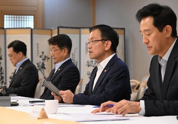 지난해 8.8부동산대책을 발표하는 장면. 우측부터 오세훈 시장, 최상목 부총리, 박상우 장관, 김병환 위원장 [사진=기재부]