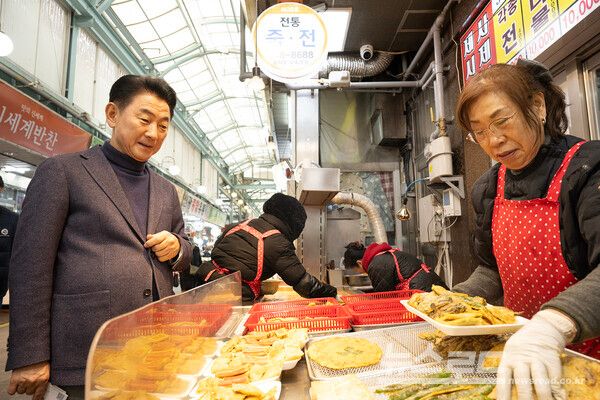 김동근 의정부시장, 설 명절 앞두고 전통시장 상인들 목소리 청취하기 위해 현장을 방문했다./사진=의정부시