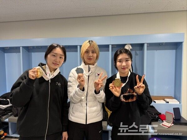 (왼쪽부터) 성남시청 직장운동부 빙상팀 소속 최민정, 김건희, 김길리 선수가 제 106회 전국통계체육대회 메달과 함께 기념사진을 찍고 있다. /사진=성남시