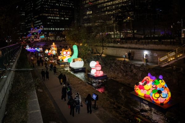 청계천 물길 위로 서울빛초롱축제의 다양한 조형물들이 빛나고 있다. [사진=서울관광재단]