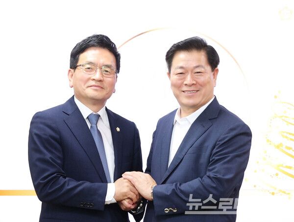 박승원 광명시장(우)과 이지석 광명시의회 의장(좌)이 손을 맞잡고 기념촬영을 하고 있다./사진=광명시