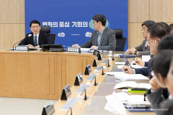 김성중 행정1부지사가 17일 도청에서 실국장들과 신속집행 추진 점검회의를 개최하고 있다./사진=경기도