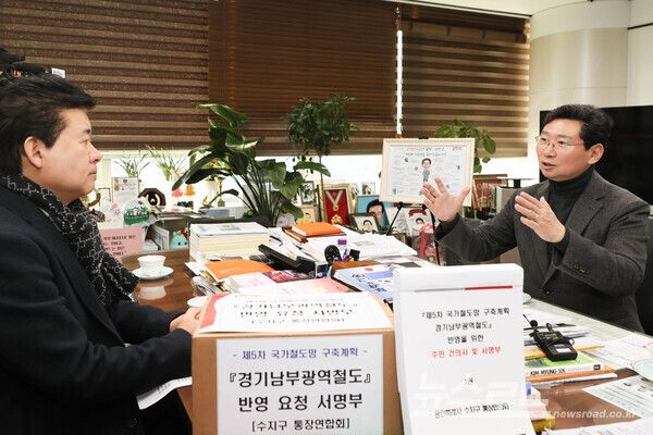 이상일 용인특례시장이 경기남부광역철도 추진을 희망하는 수지구 시민들의 서명 명부를 전달받고 사업 실현의 의지를 밝혔다./사진=용인시