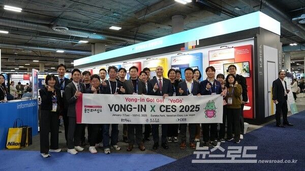 이상일 용인특례시장은 1월 7일부터 10일까지 미국 라스베이커스에서 열린&nbsp; 'CES 2025'을 방문해 시 단체관으로 참여한 기업 관계자들과 수출인턴들을 격려했다./사진=용인시