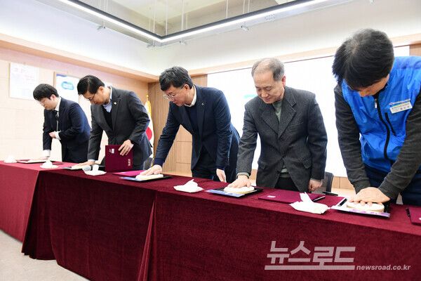 이민근 안산시장(사진 가운데)를 비롯한 대표들이 청렴 실천을 위한&nbsp;'청렴의 손'&nbsp;핸드프린팅을 진행하고 있다. [사진=안산시]