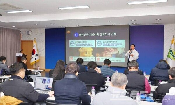 김경일 시장이 신년기자회견을 진행하고 있다. [사진=김경일 시장 페이스북]