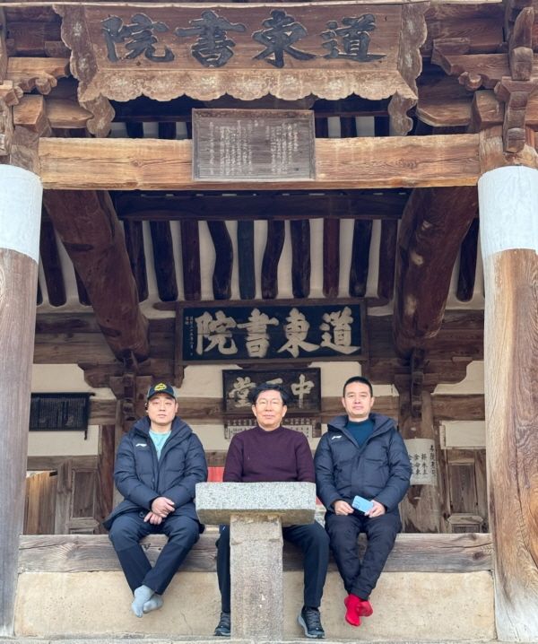 박기성 대원여행사 사장이 장가계 자전거협회 간부진과 함께 전국 633km 자전거 길을 돌아보고 있다. [사진=대원여행사]