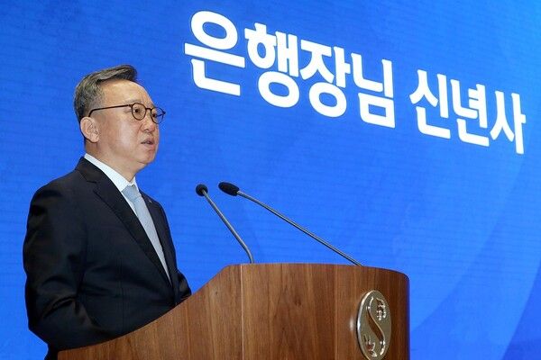 2일 서울시 중구 소재 신한은행 본점에서 진행된 시무식에서 정상혁 은행장이 신년사를 전하는 모습/사진제공=신한은행