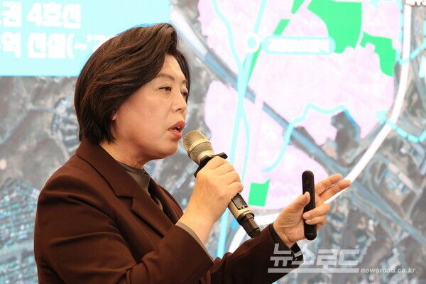 신계용 시장이 지난 12월 열린 과천시 기업인 간담회에서 미래 계획 등과 관련해 설명하고 있다./사진=과천시