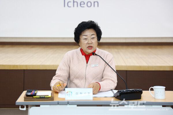 김경희 시장이 2025년 새해 주요 역점업무 보고회에서 발언하고 있다./사진=이천시&nbsp;