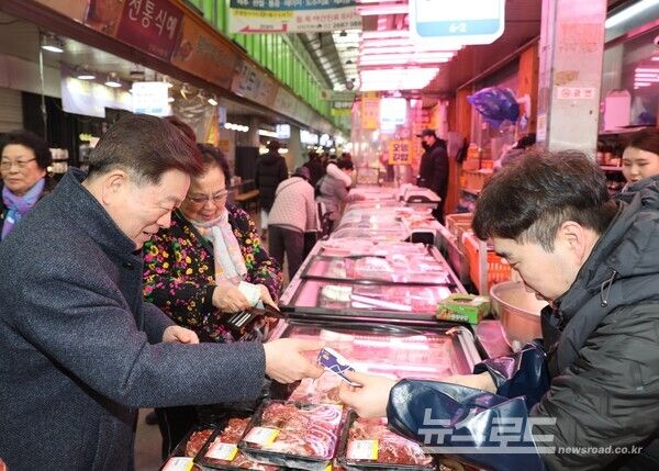 박승원 광명시장이 20일 설 명절 대비 민생경제를 살피기 위해 광명전통시장을&nbsp;방문해 성수품을 구매하고 있다./사진=광명시&nbsp;
