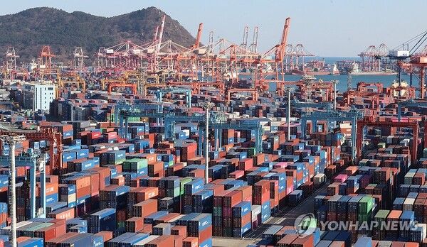 수출입 컨네이너가 쌓인 부산항 신감만부두와 감만부두, 신선대부두 [사진=연합뉴스]