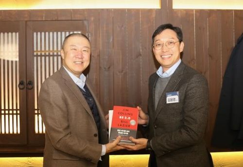 신임 임원에게 책 선물하는 구자은 회장/연합뉴스