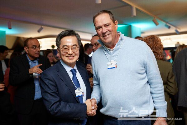 김동연 지사(좌)가 시스코 대표(우)와 악수를 하고 있다./사진=경기도