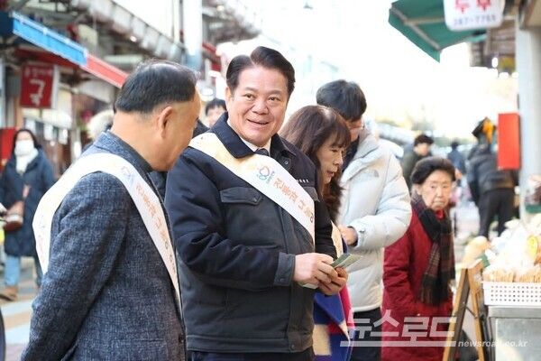 최대호 시장이 전통시장을 방문해 시장 상인과 시장을 찾은 시민들을 격려하고 있다. [사진=최대호 시장 페이스북]