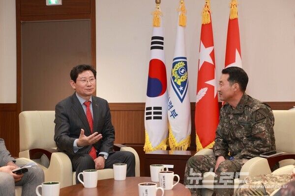 이상일 용인특례시장이 23일 육군동원전력사령부를 방문해 지방자치단체와 군의 협력 방안에 대해 논의했다./사진=용인시