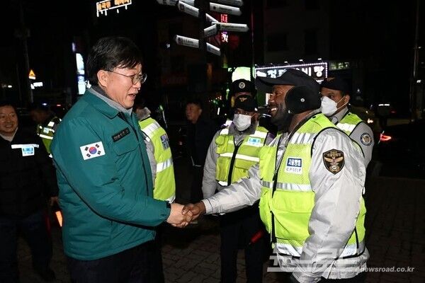 이민근 시장이 함께 순찰한 방범대원과 악수하고 있다./사진=이민근 시장 페이스북&nbsp;