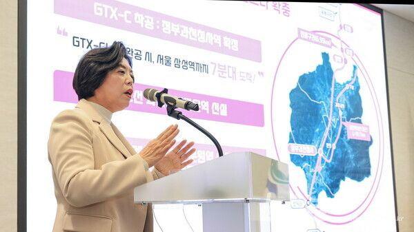 신계용 과천시장이 지난 23일 열린 '과천 미래100년 자문위원회 전체회의'에서 2025년 역점 사업을 설명하고 있다./사진=과천시