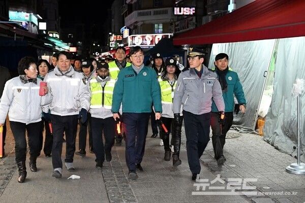 이민근 시장이 지난 23일 함동 방법 순찰을 돌며 점검하고 있다./사진=이민근 시장 페이스북