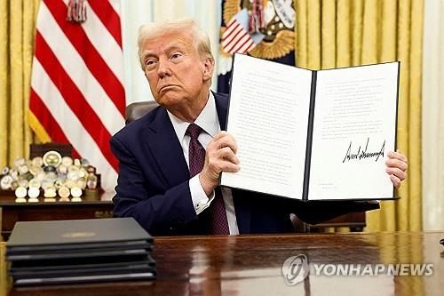 AI관련 행정명령 서명 후 취재진에 보여주는 트럼프/연합뉴스