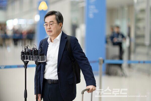 김동연 지사가 지난 24일 다보스포럼을 다녀오는 인천공항 입국장에서 기자 질문에 답하고 있다./사진=경기도