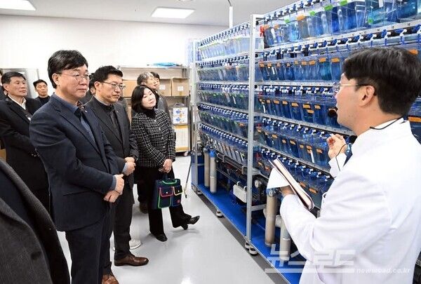 이민근 시장이 안산 고대병원에서 현장 간부회의를 개최하고 영재교육센터 교육장에 대한 설명을 듣고&nbsp; 있다. /사진=이민근 시장 페이스북